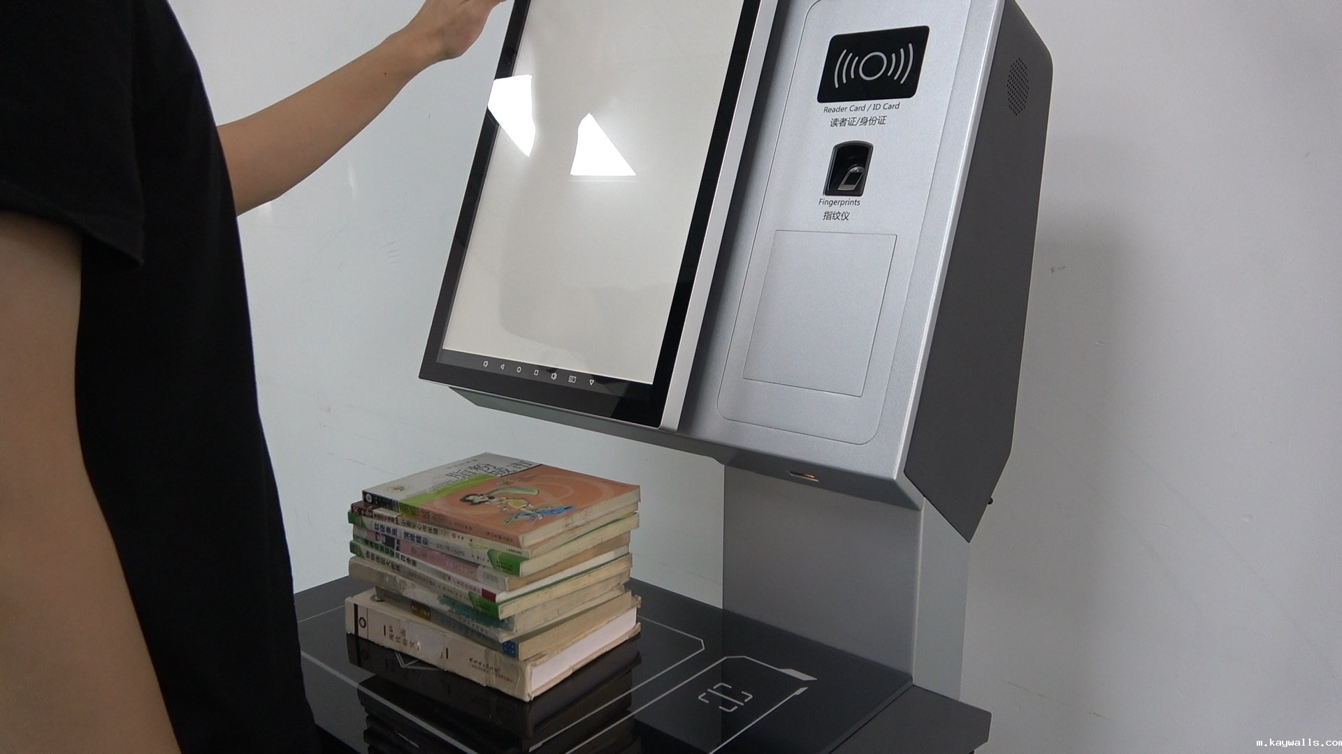 自助借还书机