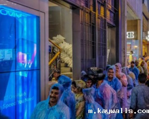 Those queuing and waiting in the scorching sun are the first carnival in China